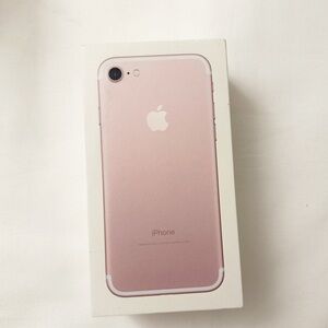 Apple iPhone 7 box.